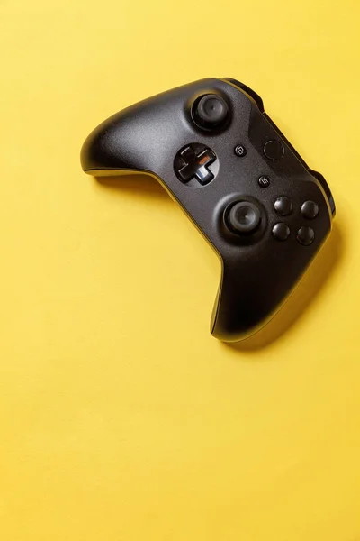 Joystick nero su sfondo giallo. Concorso di gioco per computer concetto di confronto di controllo videogame — Foto Stock