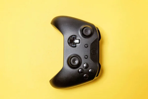 Joystick preto no fundo amarelo. Concorrência de jogos de computador conceito de confronto de controle de videogame — Fotografia de Stock