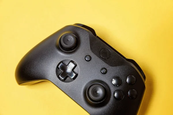 노란색 배경에 검은 조이스틱. 컴퓨터 게임 경쟁 비디오 게임 제어 대결 개념 — 스톡 사진