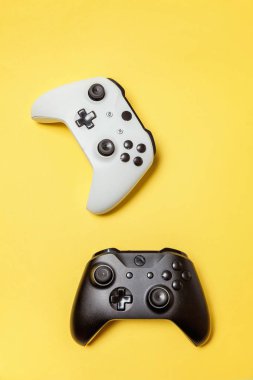 Sarı arka planda beyaz ve siyah iki joystick. Bilgisayar oyun Yarışması videogame kontrol çatışma kavramı