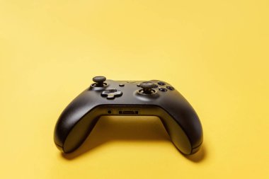Sarı arka planda siyah joystick. Bilgisayar oyun Yarışması videogame kontrol çatışma kavramı