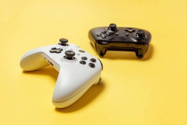 Sarı arka planda beyaz ve siyah iki joystick. Bilgisayar oyun Yarışması videogame kontrol çatışma kavramı