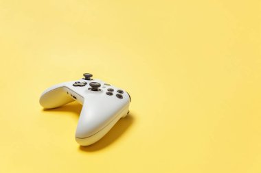 Sarı arka planda beyaz joystick. Bilgisayar oyun rekabet videooyunu kontrol çatışma kavramı