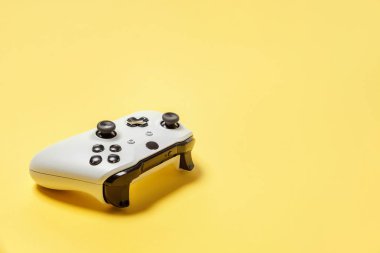 Sarı arka planda beyaz joystick. Bilgisayar oyun rekabet videooyunu kontrol çatışma kavramı