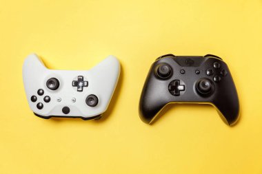 Sarı arka planda beyaz ve siyah iki joystick. Bilgisayar oyun Yarışması videogame kontrol çatışma kavramı