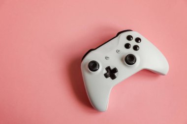 Pembe arka planda beyaz joystick. Bilgisayar oyunu yarışması video oyunu kontrol yüzleşme kavramı