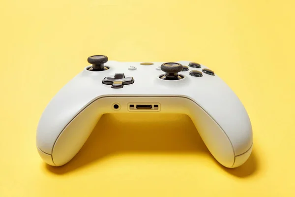 Biały joystick na żółtym tle. Konkurs gier komputerowych gry kontroli konfrontacji koncepcja — Zdjęcie stockowe