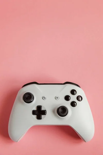 Witte joystick op roze achtergrond. Computer gaming concurrentie videogame controle confrontatie concept — Stockfoto