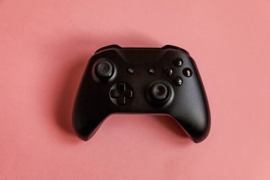 Pembe arka planda siyah joystick. Bilgisayar oyun rekabet videooyunu kontrol çatışma kavramı