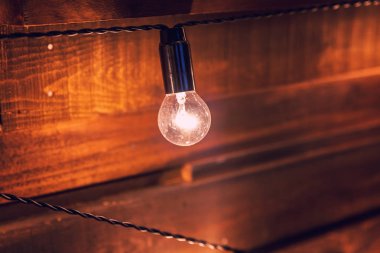 Ahşap plakalar lambaları arka plan ile. Altın ışıkları ile iç odası dekore edilmiş