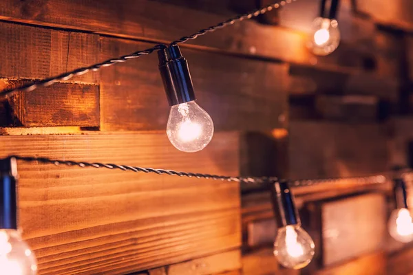 Ahşap plakalar lambaları arka plan ile. Altın ışıkları ile iç odası dekore edilmiş