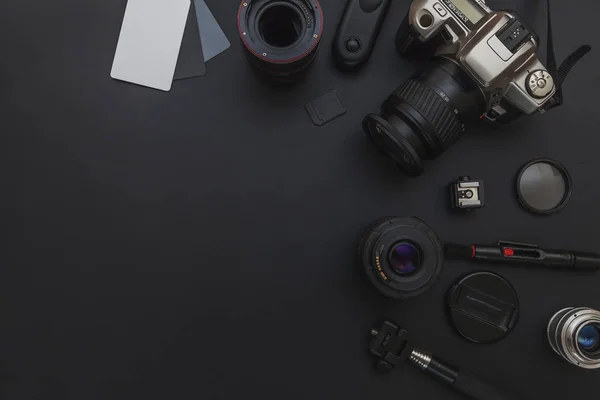 DSLR kamera sistemi, kamera Temizleme Kiti, koyu siyah masa arka planda objektif ve kamera aksesuarı ile fotoğrafçı çalışma alanı — Stok fotoğraf