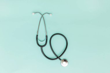Tıp ekipmanları stetoskop veya fonndoskop trendy pastel mavi arka plan izole. Doktor için alet cihazı. Sağlık hayat sigortası kavramı
