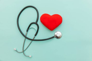 Tıp ekipmanları stetoskop veya fonndoskop ve kırmızı kalp trendy pastel mavi arka plan izole. Doktor için alet cihazı. Sağlık hayat sigortası kavramı