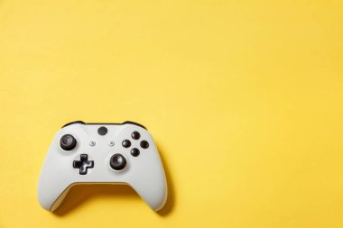 Sarı arka planda beyaz joystick. Bilgisayar oyun rekabet videooyunu kontrol çatışma kavramı