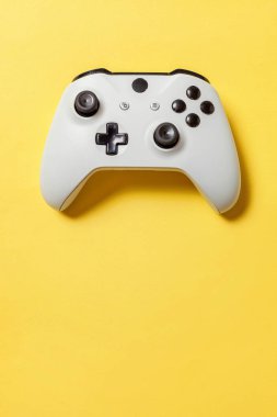 Sarı arka planda beyaz joystick. Bilgisayar oyun rekabet videooyunu kontrol çatışma kavramı