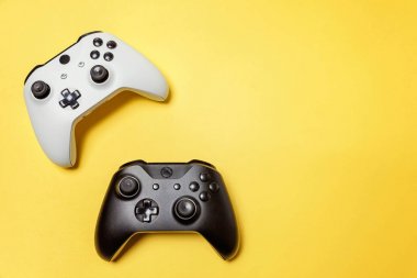 Sarı arka planda beyaz ve siyah iki joystick. Bilgisayar oyun Yarışması videogame kontrol çatışma kavramı