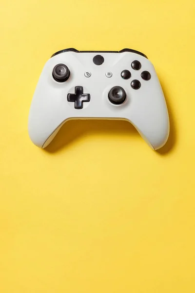 노란색 배경에 흰색 조이스틱. 컴퓨터 게임 경쟁 비디오 게임 제어 대결 개념 — 스톡 사진