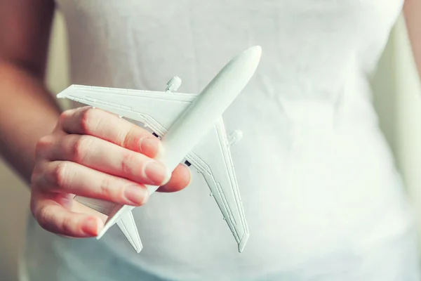 Žena Žena plná pálivých papriček malá hračka model letadla — Stock fotografie