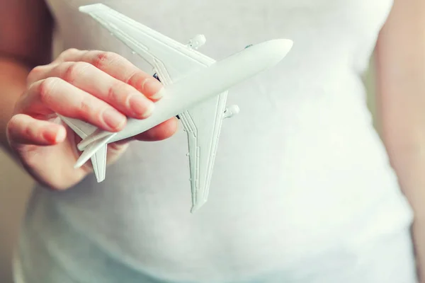 Žena Žena plná pálivých papriček malá hračka model letadla — Stock fotografie