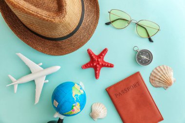 Mavi pastel renkli trendy modern arka plan minimal basit düz lay seyahat macera gezisi konsepti