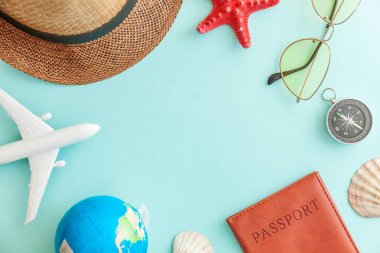 Mavi pastel renkli trendy modern arka plan minimal basit düz lay seyahat macera gezisi konsepti