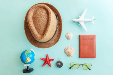 Mavi pastel renkli trendy modern arka plan minimal basit düz lay seyahat macera gezisi konsepti