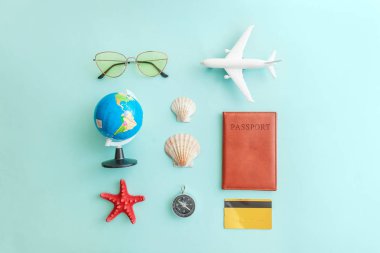 Mavi pastel renkli trendy modern arka plan minimal basit düz lay seyahat macera gezisi konsepti