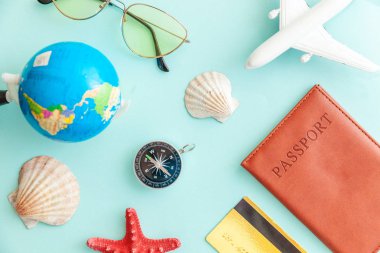 Mavi pastel renkli trendy modern arka plan minimal basit düz lay seyahat macera gezisi konsepti