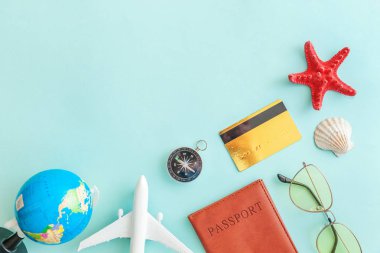 Mavi pastel renkli trendy modern arka plan minimal basit düz lay seyahat macera gezisi konsepti