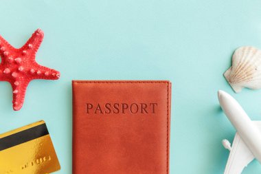 Mavi pastel renkli trendy modern arka plan minimal basit düz lay seyahat macera gezisi konsepti