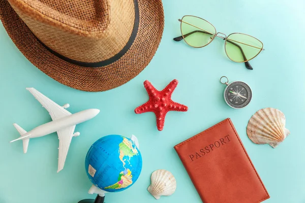 Mavi pastel renkli trendy modern arka plan minimal basit düz lay seyahat macera gezisi konsepti