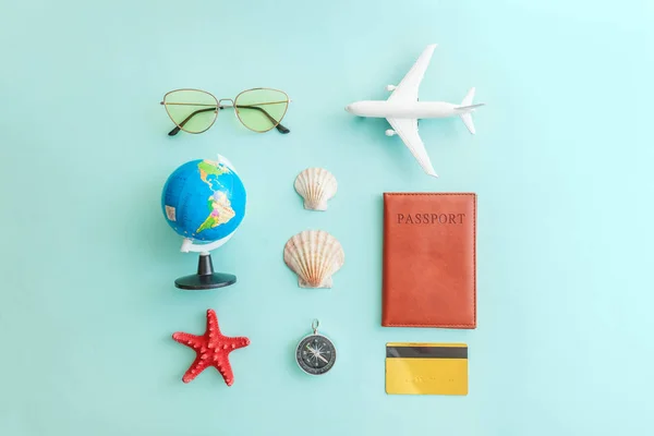 Minimale einfache flache Reiseabenteuerreise-Konzept auf blauem pastellfarbenem, trendy modernem Hintergrund — Stockfoto