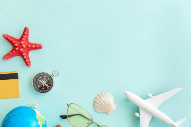 Mavi pastel renkli trendy modern arka plan minimal basit düz lay seyahat macera gezisi konsepti