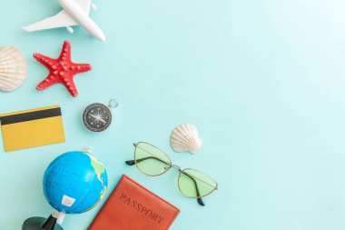 Mavi pastel renkli trendy modern arka plan minimal basit düz lay seyahat macera gezisi konsepti