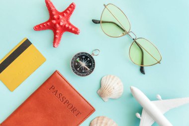 Mavi pastel renkli trendy modern arka plan minimal basit düz lay seyahat macera gezisi konsepti