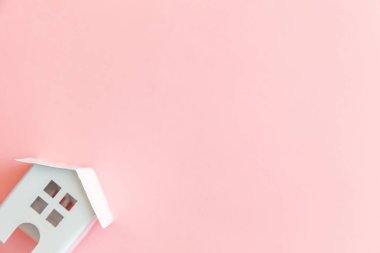 Pastel pembe minyatür beyaz oyuncak ev
