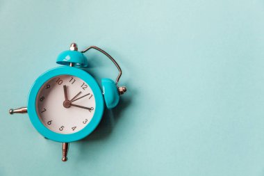 Zil çift çan vintage klasik çalar saat Mavi pastel renkli trendy arka plan izole. Dinlenme saatleri hayatın günaydın sabah ları uyanık uyanma kavramı