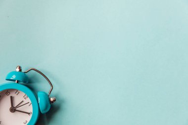 Zil çift çan vintage klasik çalar saat Mavi pastel renkli trendy arka plan izole. Dinlenme saatleri hayatın günaydın sabah ları uyanık uyanma kavramı