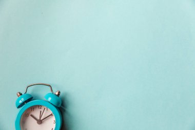 Zil çift çan vintage klasik çalar saat Mavi pastel renkli trendy arka plan izole. Dinlenme saatleri hayatın günaydın sabah ları uyanık uyanma kavramı