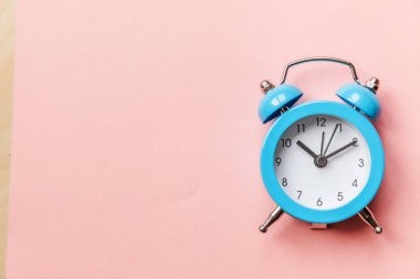 Vintage çalar saat Isolated pastel pembe