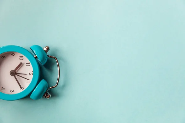 Tocando sino duplo vintage relógio de alarme clássico Isolado em azul pastel colorido fundo da moda. Descanso horas tempo de vida bom dia noite acordar conceito acordado — Fotografia de Stock