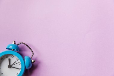 Zil ikiz çan vintage klasik çalar saat Mor mor pastel renkli arka plan izole. Dinlenme saatleri hayatın günaydın sabah ları uyanık uyanma kavramı
