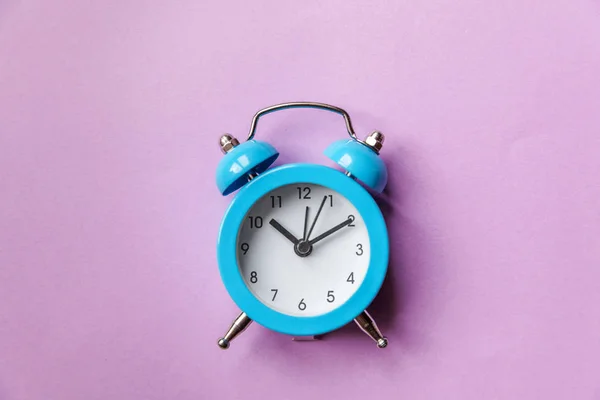 Timbre doble campana vintage reloj despertador clásico Aislado sobre violeta violeta pastel fondo colorido. Descanso horas tiempo de vida buenos días noche despertar concepto despierto — Foto de Stock