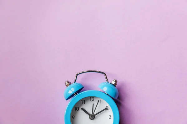 Дзвін двійник вінтажний класичний будильник Ізольовані на фіолетовому фіолетовому пастельному барвистому фоні. Години відпочинку час життя хороший ранок ніч прокидається концепція — стокове фото