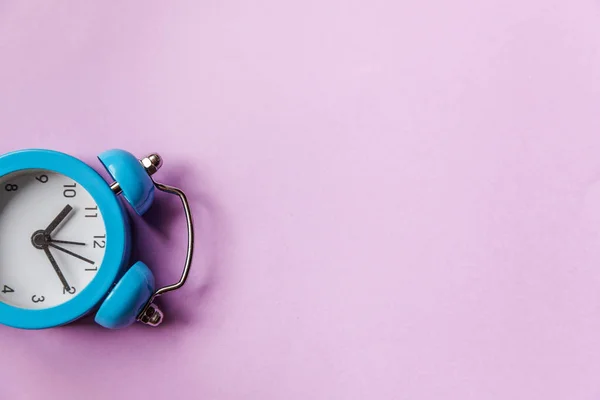 Звонящий двойной колокольчик старинный классический будильник Изолированный на фиолетовом фиолетовом фиолетовом пастельном колоритном фоне. Отдых время жизни Доброе утро ночь проснуться проснулся концепция — стоковое фото