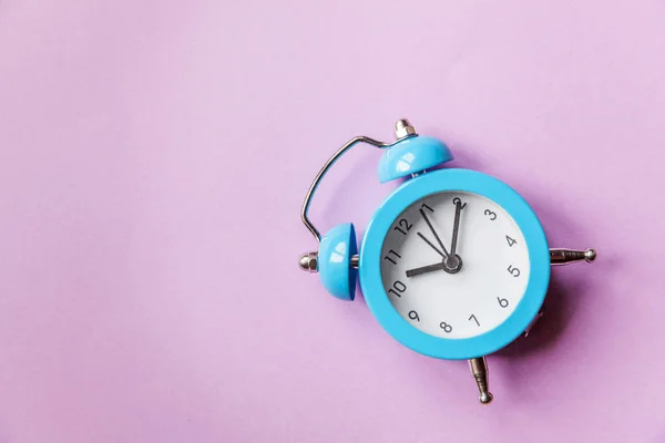 リンギングツインベルヴィンテージ古典的な目覚まし時計は、紫色のパステルカラフルな背景に隔離されています。人生の休息時間 おはよう朝の夜目覚醒コンセプト — ストック写真