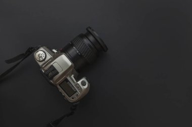 Koyu siyah masa arka planı üzerinde dslr kamera sistemi ile Fotoğrafçı işyeri. Hobi seyahat fotoğrafçılığı konsepti