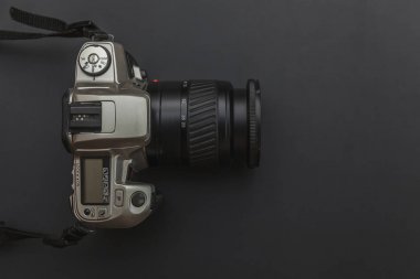 Koyu siyah masa arka planı üzerinde dslr kamera sistemi ile Fotoğrafçı işyeri. Hobi seyahat fotoğrafçılığı konsepti