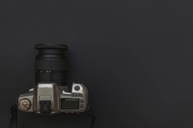Koyu siyah masa arka planı üzerinde dslr kamera sistemi ile Fotoğrafçı işyeri. Hobi seyahat fotoğrafçılığı konsepti